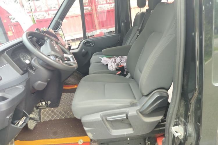 Used JMC Fushun 2023 2.0T Automatic Short-Wheelbase Low-Roof Commercial & Multi-Purpose Passenger Vehicle 6-Seater with Dual-Opening Tailgate Left Front Seat