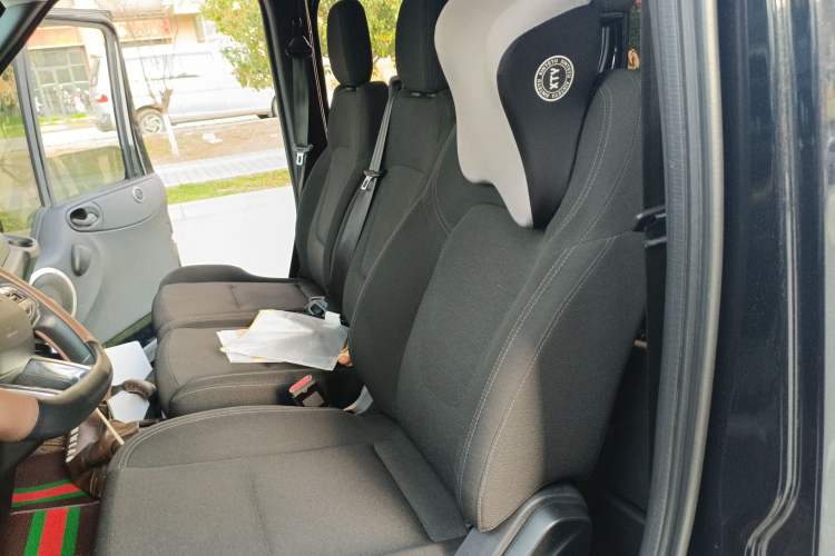 Used JMC Fushun 2023 2.0T Automatic Short-Wheelbase Low-Roof Commercial & Multi-Purpose Passenger Vehicle 6-Seater with Dual-Opening Tailgate Left Front Seat