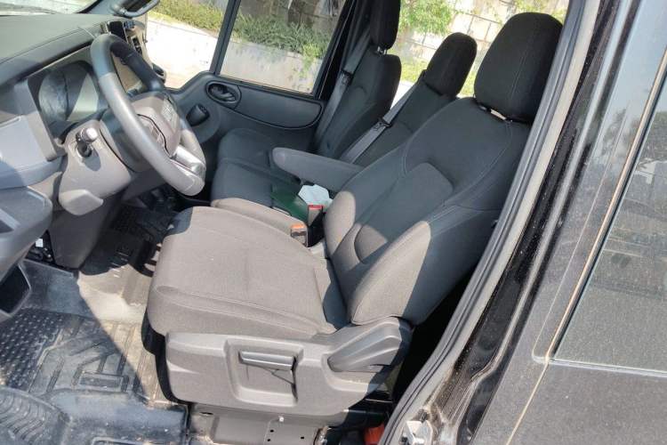 Used JMC Fushun 2023 2.0T Automatic Diesel Long-Wheelbase Mid-Roof Business Van with Rear Dual Tires 6–9 Seats Left Front Seat