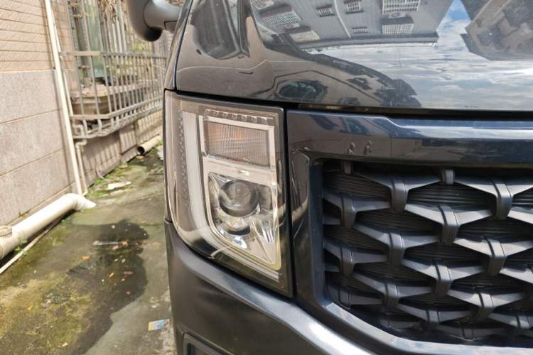 Used JMC Fushun 2023 2.0T Automatic Short-Wheelbase Low-Roof Commercial & Multi-Purpose Passenger Vehicle 6-Seater with Dual-Opening Tailgate Right Front Headlight