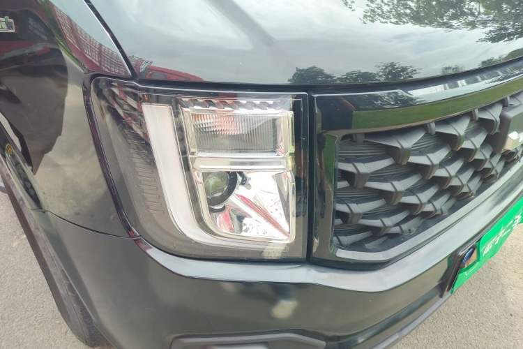 Used JMC Fushun 2023 2.0T Automatic Short-Wheelbase Low-Roof Commercial & Multi-Purpose Passenger Vehicle 6-Seater with Dual-Opening Tailgate Right Front Headlight