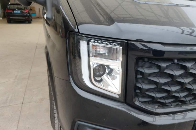 Used JMC Fushun 2023 2.0T Automatic Mid-Range High-Roof Commercial Multi-Purpose 7-Seater Passenger Vehicle Right Front Headlight