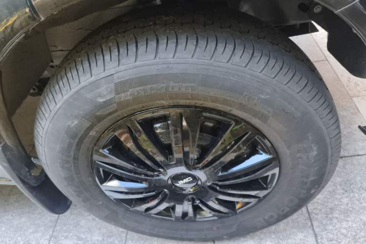 Used JMC Fushun 2023 2.0T Automatic Short-Wheelbase Low-Roof Commercial & Multi-Purpose Passenger Vehicle 6-Seater with Dual-Opening Tailgate Right Front Wheel Hub