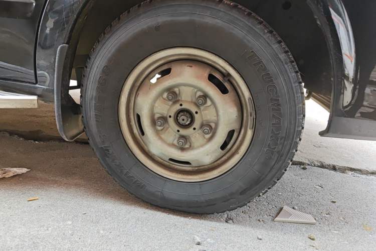 Used JMC Fushun 2023 2.0T Manual Mid-Drive Mid-Roof Commercial Multi-Purpose 7-Seater Passenger Vehicle Right Front Wheel Hub