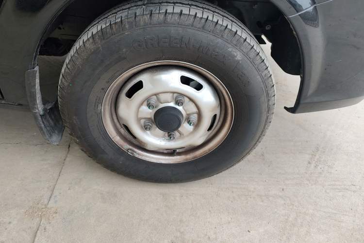 Used JMC Fushun 2023 2.0T Automatic Mid-Range High-Roof Commercial Multi-Purpose 7-Seater Passenger Vehicle Right Front Wheel Hub