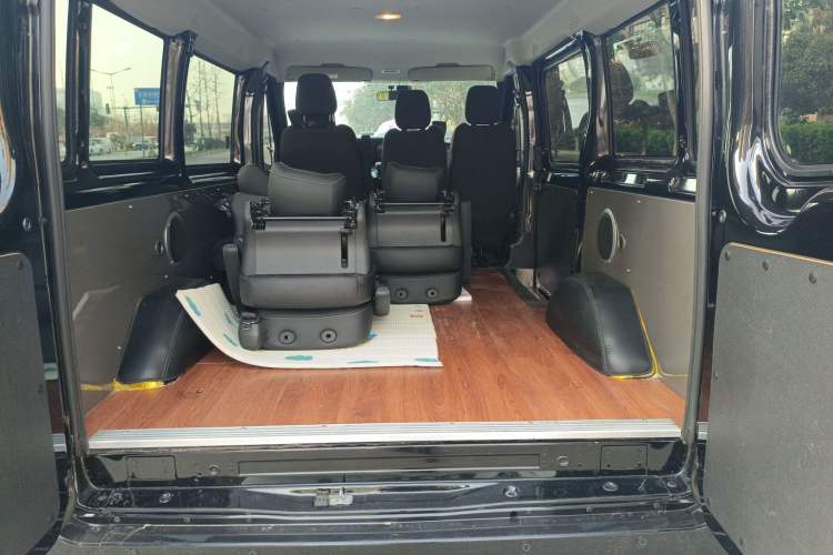 Used JMC Fushun 2023 2.0T Automatic Short-Wheelbase Low-Roof Commercial & Multi-Purpose Passenger Vehicle 6-Seater with Dual-Opening Tailgate Trunk