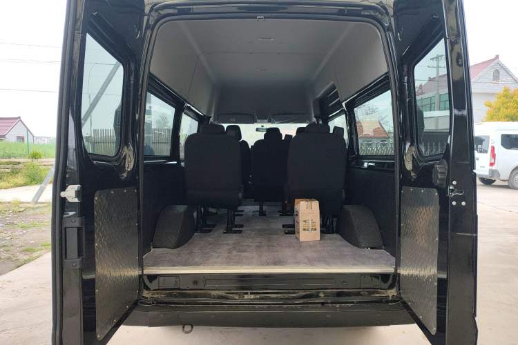 Used JMC Fushun 2023 2.0T Automatic Mid-Range High-Roof Commercial Multi-Purpose 7-Seater Passenger Vehicle Trunk