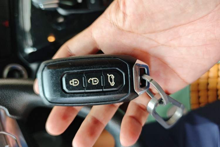 Used JMC Fushun 2023 2.0T Automatic Short-Wheelbase Low-Roof Commercial & Multi-Purpose Passenger Vehicle 6-Seater with Dual-Opening Tailgate Vehicle Key