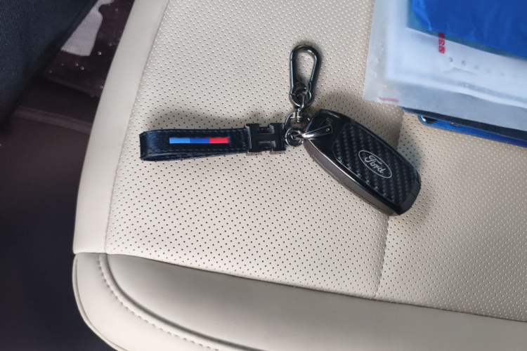 Used JMC Fushun 2023 2.0T Automatic Short-Wheelbase Low-Roof Commercial & Multi-Purpose Passenger Vehicle 6-Seater with Dual-Opening Tailgate Vehicle Key