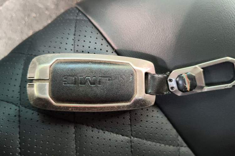 Used JMC Fushun 2023 2.0T Automatic Mid-Range Mid-Roof Commercial Multi-Purpose 7-Seater Passenger Vehicle Vehicle Key