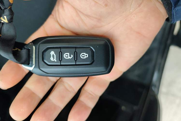 Used JMC Fushun 2023 2.0T Automatic Mid-Range High-Roof Commercial Multi-Purpose 7-Seater Passenger Vehicle Vehicle Key