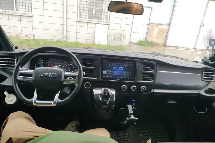 Used JMC Fushun 2023 2.0T Automatic Mid-Range Mid-Roof Commercial Multi-Purpose 6-Seater Passenger Vehicle Center Console