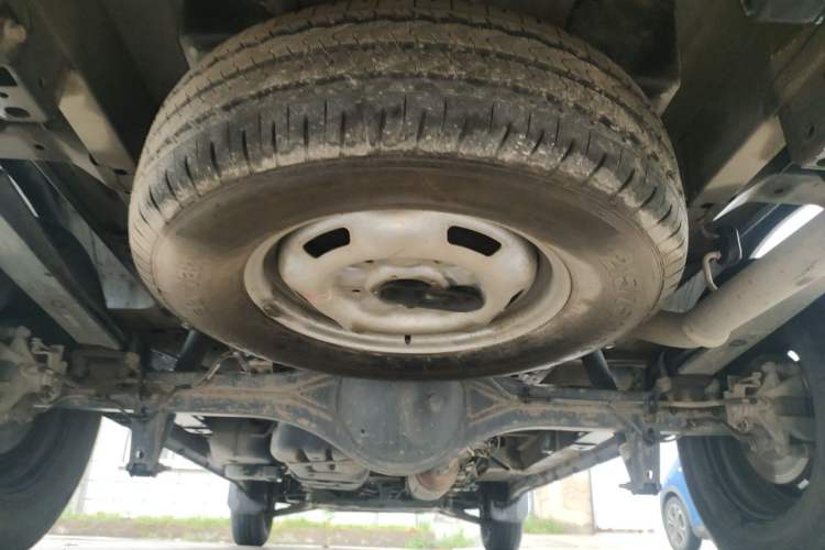 Used JMC Fushun 2023 2.0T Automatic Mid-Range Mid-Roof Commercial Multi-Purpose 6-Seater Passenger Vehicle Chassis Rear