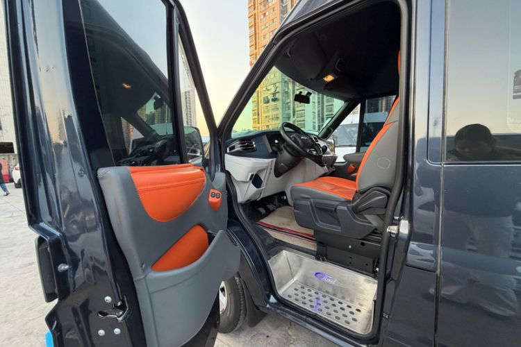 Used JMC Fushun 2023 2.0T Manual Mid-Roof Mid-Height Passenger Version Business-Class 9-Seater (Non-Commercial) Interior 3