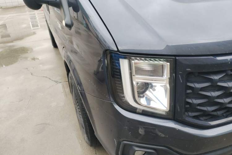 Used JMC Fushun 2023 2.0T Automatic Mid-Range Mid-Roof Commercial Multi-Purpose 6-Seater Passenger Vehicle Right Front Headlight