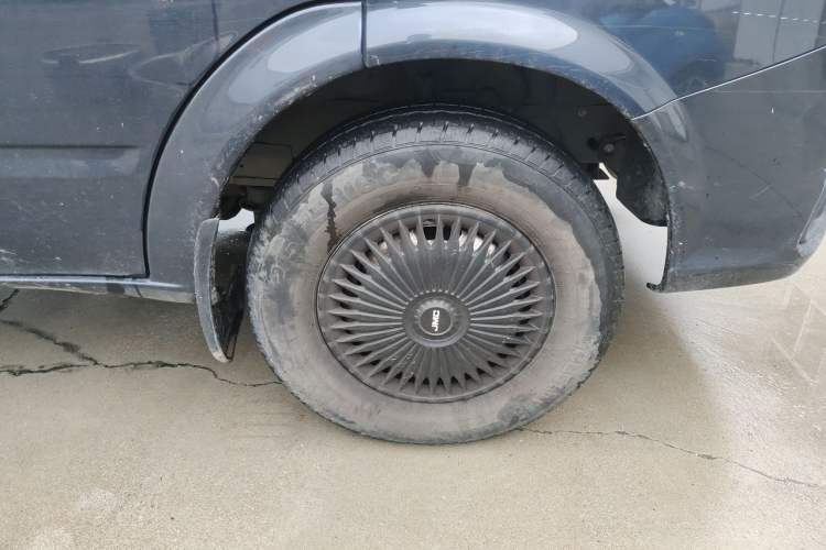 Used JMC Fushun 2023 2.0T Automatic Mid-Range Mid-Roof Commercial Multi-Purpose 6-Seater Passenger Vehicle Right Front Wheel Hub