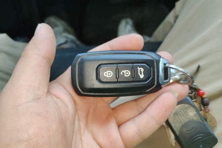 Used JMC Fushun 2023 2.0T Automatic Mid-Range Mid-Roof Commercial Multi-Purpose 6-Seater Passenger Vehicle Vehicle Key