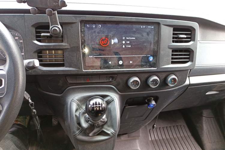 Used JMC Fushun 2023 2.0T Manual Short-Wheelbase Low-Roof Commercial Multi-Purpose Passenger Vehicle 6 Seats with Dual-Opening Tailgate Audio And AC Panel