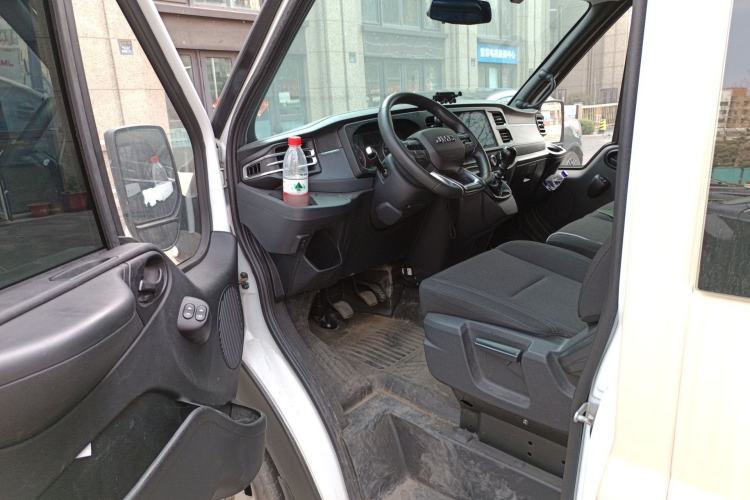 Used JMC Fushun 2023 2.0T Manual Short-Wheelbase Low-Roof Commercial Multi-Purpose Passenger Vehicle 6 Seats with Dual-Opening Tailgate Driver Seat