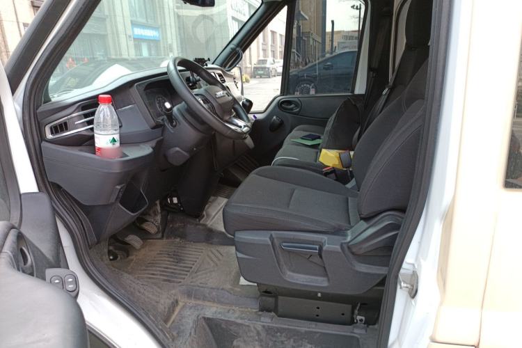 Used JMC Fushun 2023 2.0T Manual Short-Wheelbase Low-Roof Commercial Multi-Purpose Passenger Vehicle 6 Seats with Dual-Opening Tailgate Left Front Seat