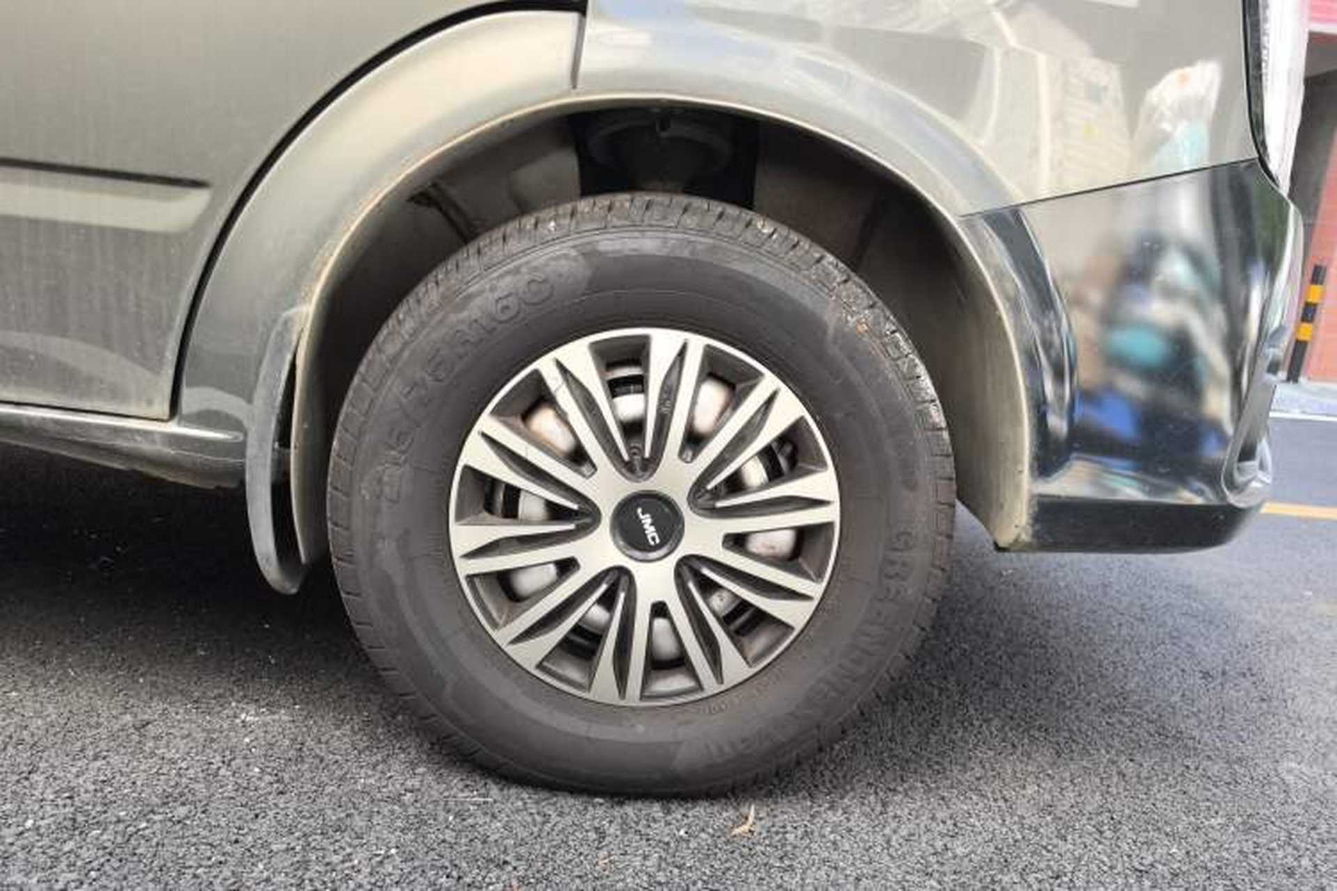 Used JMC Fushun 2023 2.0T Automatic Mid-Range Mid-Roof Commercial Multi-Purpose 7-Seater Passenger Vehicle Right Front Wheel Hub