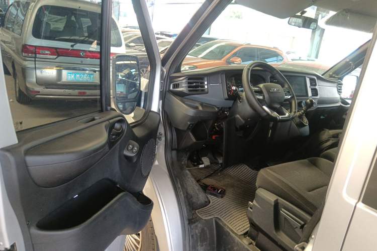 Used JMC Fushun 2023 2.0T Manual Short Wheelbase Low-Roof Commercial Multi-Purpose Passenger Vehicle 6 Seats with Lift-Up Tailgate Driver Seat
