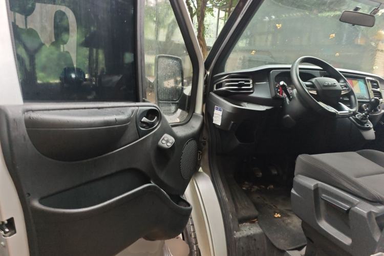 Used JMC Fushun 2023 2.0T Manual Short-Wheelbase Low-Roof Commercial Multi-Purpose Passenger Vehicle 6 Seats with Dual-Opening Tailgate Driver Seat