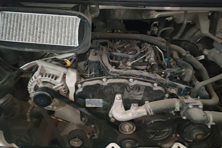 Used JMC Fushun 2023 2.0T Manual Mid-axle Mid-roof Commercial Multi-purpose 6-Seater Passenger Vehicle Engine Bay