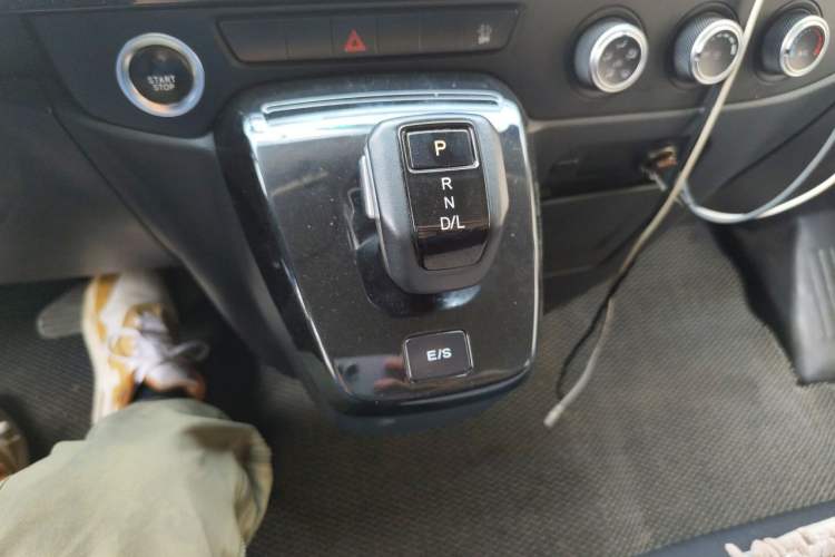 Used JMC Fushun 2023 2.0T Automatic Short-Wheelbase Low-Roof Commercial & Multi-Purpose Passenger Vehicle 6-Seater with Dual-Opening Tailgate Gear Lever