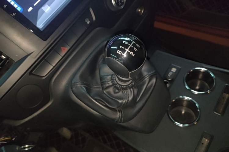 Used JMC Fushun 2023 2.0T Manual Mid-axle Mid-roof Commercial Multi-purpose 6-Seater Passenger Vehicle Gear Lever