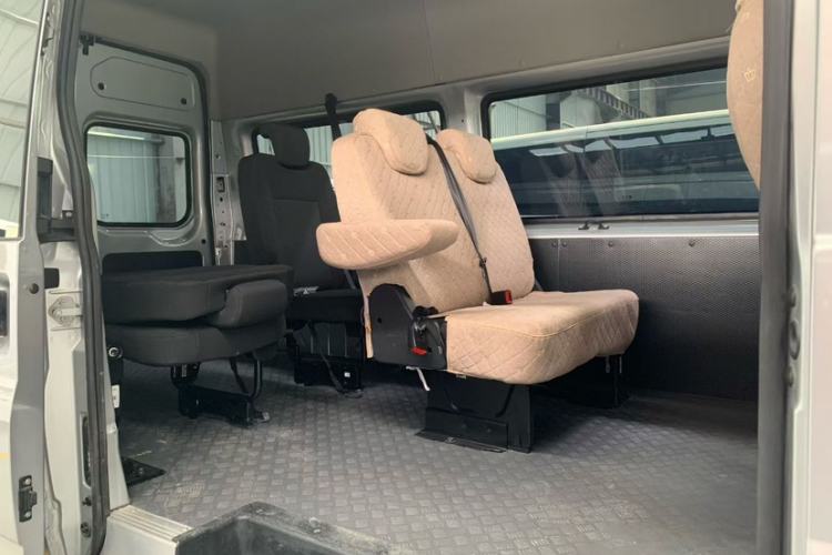 Used JMC Fushun 2023 2.0T Manual Mid-axle Mid-roof Commercial Multi-purpose 6-Seater Passenger Vehicle Interior 3