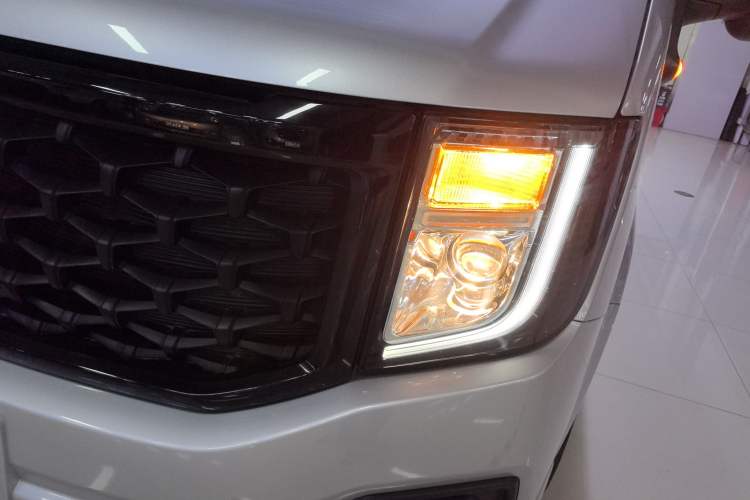 Used JMC Fushun 2023 2.0T Manual Short-Wheelbase Low-Roof Commercial Multi-Purpose Passenger Vehicle 6 Seats with Dual-Opening Tailgate Left Front Headlight