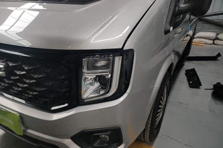 Used JMC Fushun 2023 2.0T Manual Mid-axle Mid-roof Commercial Multi-purpose 6-Seater Passenger Vehicle Left Front Headlight