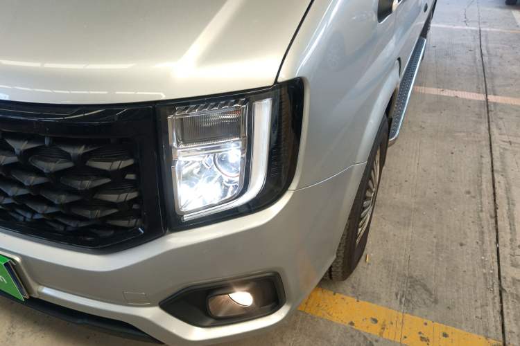 Used JMC Fushun 2023 2.0T Manual Short Wheelbase Low-Roof Commercial Multi-Purpose Passenger Vehicle 6 Seats with Lift-Up Tailgate Left Front Headlight