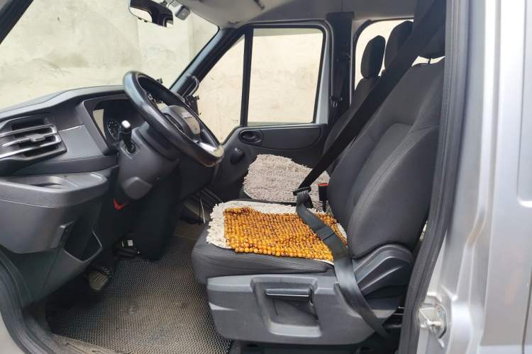 Used JMC Fushun 2023 2.0T Automatic Short-Wheelbase Low-Roof Commercial & Multi-Purpose Passenger Vehicle 6-Seater with Dual-Opening Tailgate Left Front Seat