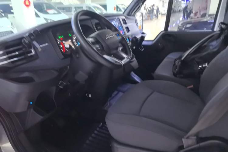 Used JMC Fushun 2023 2.0T Manual Short-Wheelbase Low-Roof Commercial Multi-Purpose Passenger Vehicle 6 Seats with Dual-Opening Tailgate Left Front Seat
