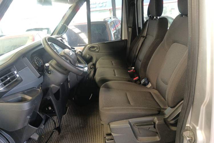 Used JMC Fushun 2023 2.0T Manual Short Wheelbase Low-Roof Commercial Multi-Purpose Passenger Vehicle 6 Seats with Lift-Up Tailgate Left Front Seat