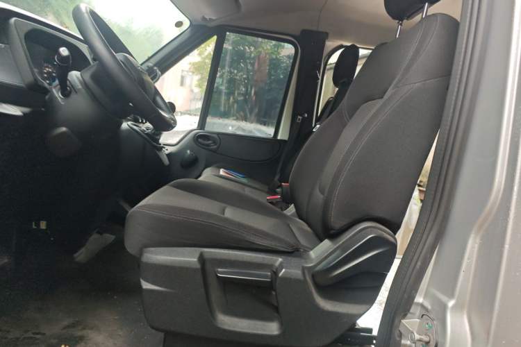 Used JMC Fushun 2023 2.0T Manual Short-Wheelbase Low-Roof Commercial Multi-Purpose Passenger Vehicle 6 Seats with Dual-Opening Tailgate Left Front Seat