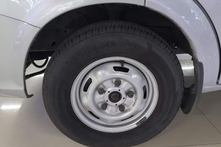 Used JMC Fushun 2023 2.0T Manual Short-Wheelbase Low-Roof Commercial Multi-Purpose Passenger Vehicle 6 Seats with Dual-Opening Tailgate Left Front Wheel Hub