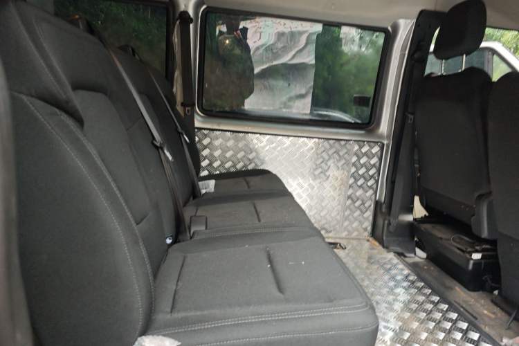 Used JMC Fushun 2023 2.0T Manual Short-Wheelbase Low-Roof Commercial Multi-Purpose Passenger Vehicle 6 Seats with Dual-Opening Tailgate Left Rear Seat
