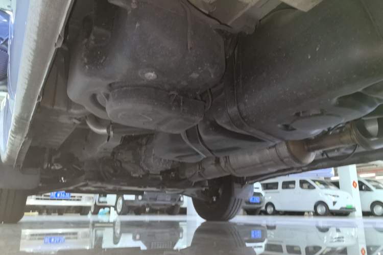Used JMC Fushun 2023 2.0T Manual Short-Wheelbase Low-Roof Commercial Multi-Purpose Passenger Vehicle 6 Seats with Dual-Opening Tailgate Left Side Sill