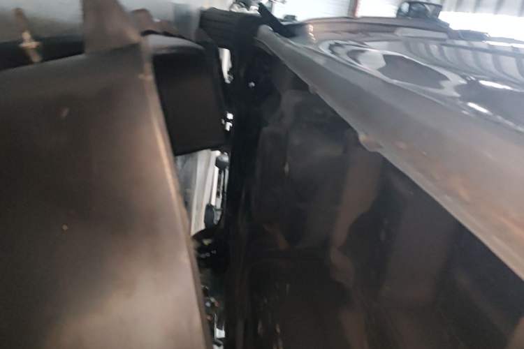 Used JMC Fushun 2023 2.0T Manual Mid-axle Mid-roof Commercial Multi-purpose 6-Seater Passenger Vehicle Left Side Sill