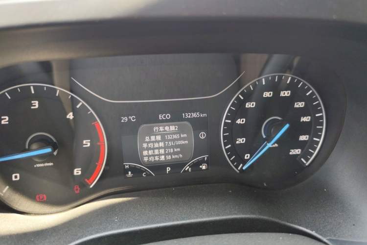 Used JMC Fushun 2023 2.0T Automatic Short-Wheelbase Low-Roof Commercial & Multi-Purpose Passenger Vehicle 6-Seater with Dual-Opening Tailgate Odometer Close Up