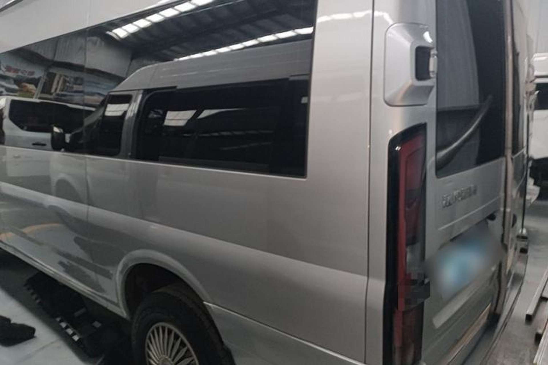 Used JMC Fushun 2023 2.0T Manual Mid-axle Mid-roof Commercial Multi-purpose 6-Seater Passenger Vehicle Rear Left 45 Deg