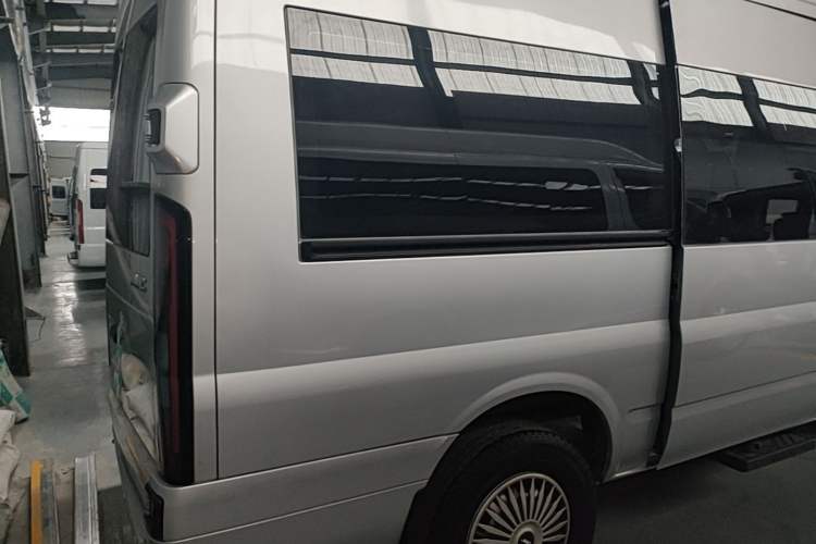 Used JMC Fushun 2023 2.0T Manual Mid-axle Mid-roof Commercial Multi-purpose 6-Seater Passenger Vehicle Rear Right 45 Deg