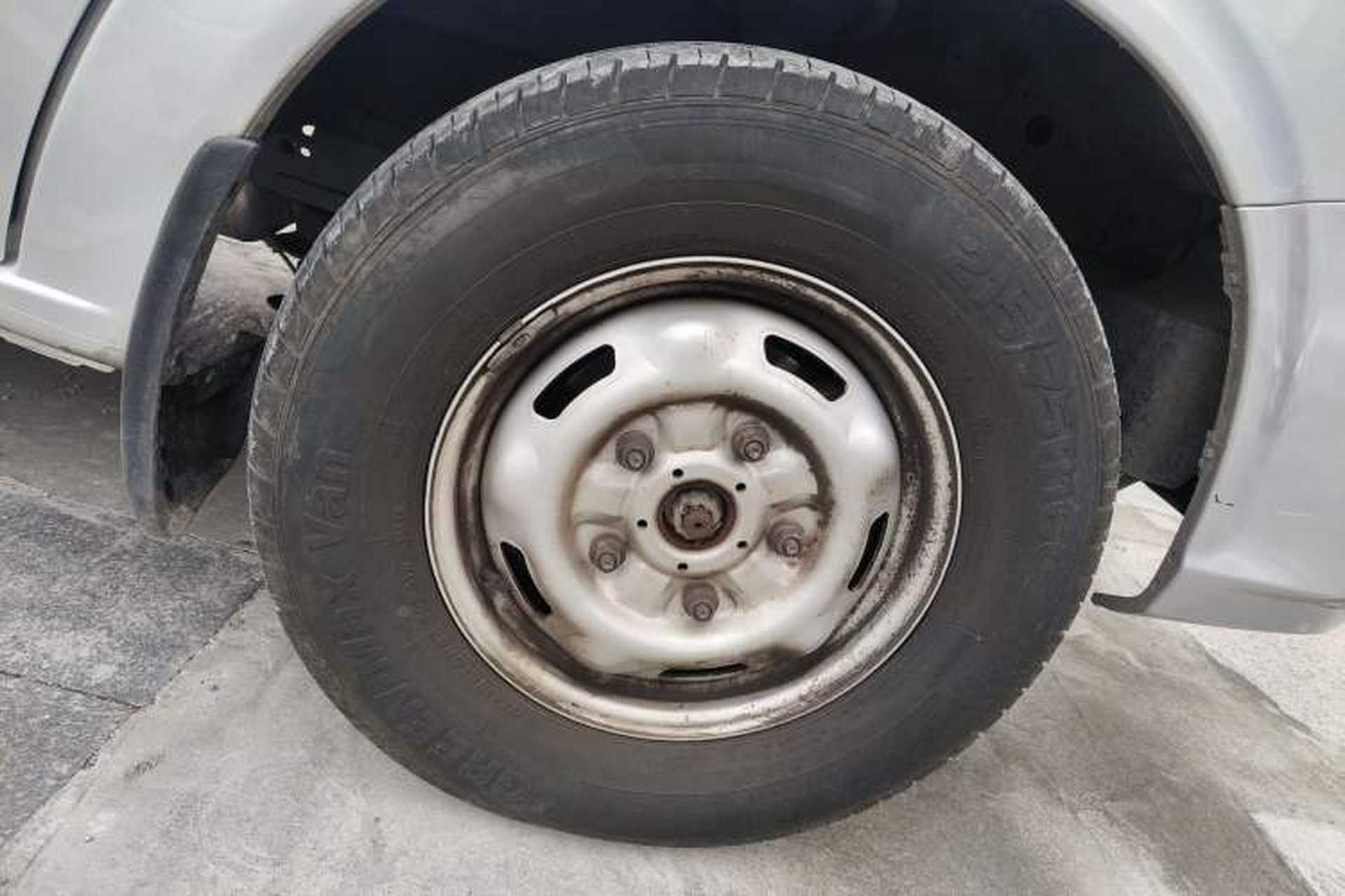 Used JMC Fushun 2023 2.0T Manual Short-Wheelbase Mid-Height Commercial Multi-Purpose 5-Seater Passenger Vehicle Right Front Wheel Hub