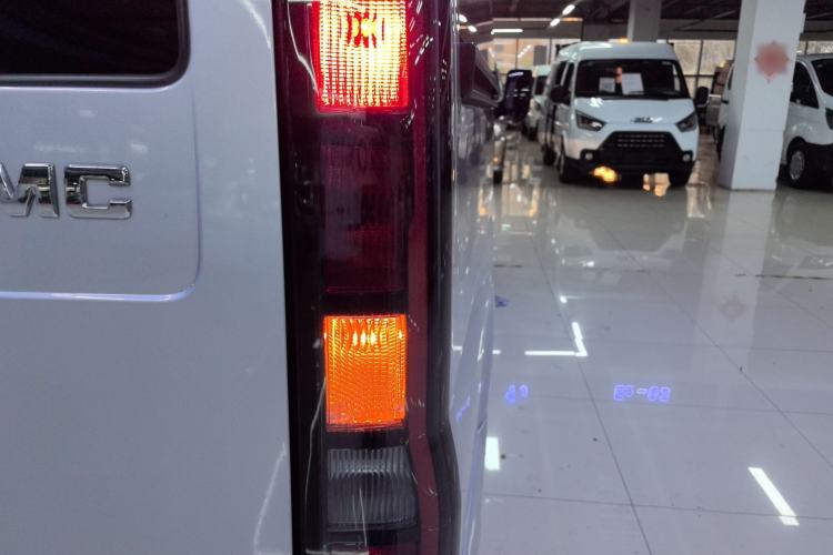 Used JMC Fushun 2023 2.0T Manual Short-Wheelbase Low-Roof Commercial Multi-Purpose Passenger Vehicle 6 Seats with Dual-Opening Tailgate Right Rear Taillight