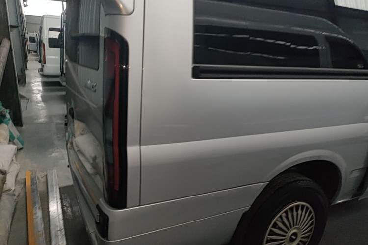 Used JMC Fushun 2023 2.0T Manual Mid-axle Mid-roof Commercial Multi-purpose 6-Seater Passenger Vehicle Right Rear Taillight