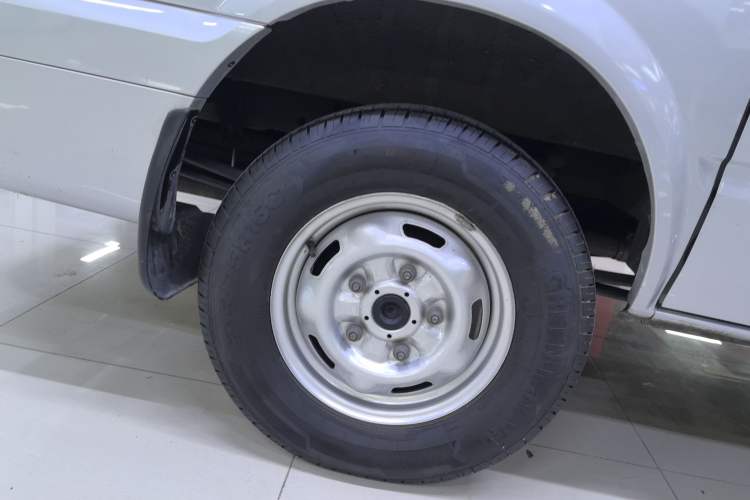 Used JMC Fushun 2023 2.0T Manual Short-Wheelbase Low-Roof Commercial Multi-Purpose Passenger Vehicle 6 Seats with Dual-Opening Tailgate Right Rear Wheel Hub
