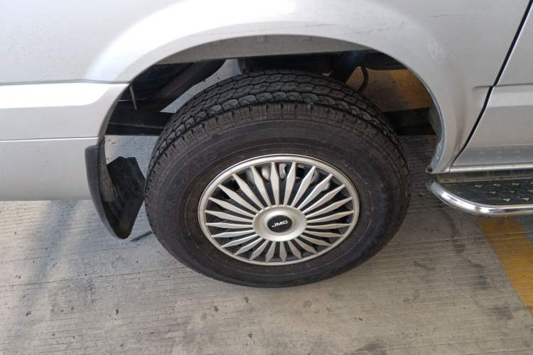 Used JMC Fushun 2023 2.0T Manual Short Wheelbase Low-Roof Commercial Multi-Purpose Passenger Vehicle 6 Seats with Lift-Up Tailgate Right Rear Wheel Hub